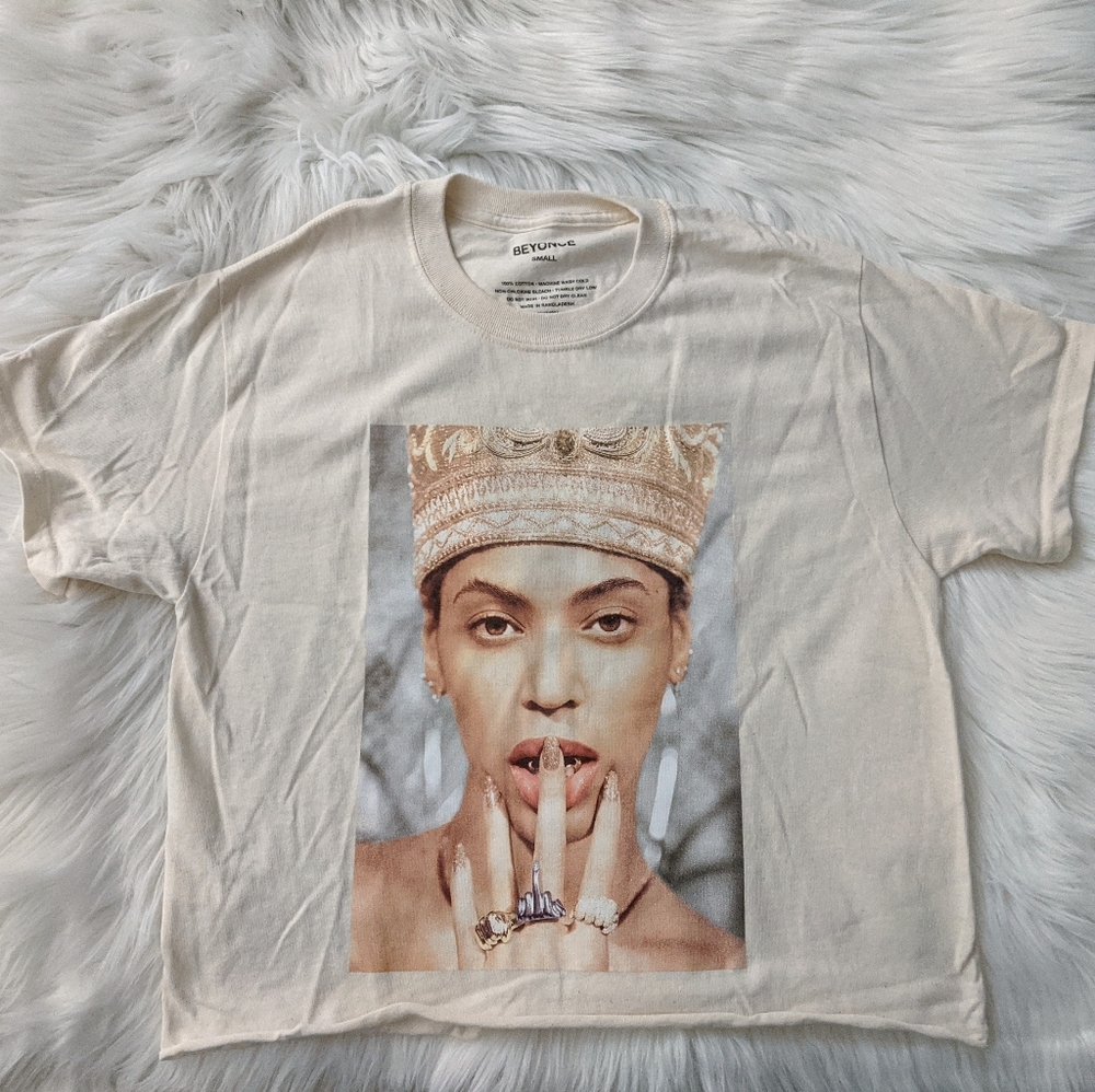 Beyoncé Nefertiti top